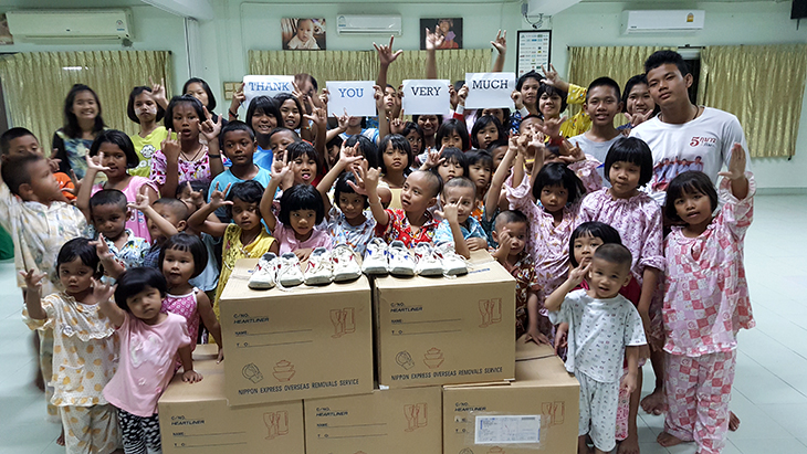 タイの子供たちにシューズを贈呈（中津RC）