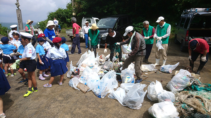 茂串海水浴場海岸清掃及び漂着ゴミ調査（牛深RC)