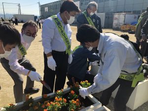 益城中学校「環境美化花植え替え交流会」（熊本江南RC）