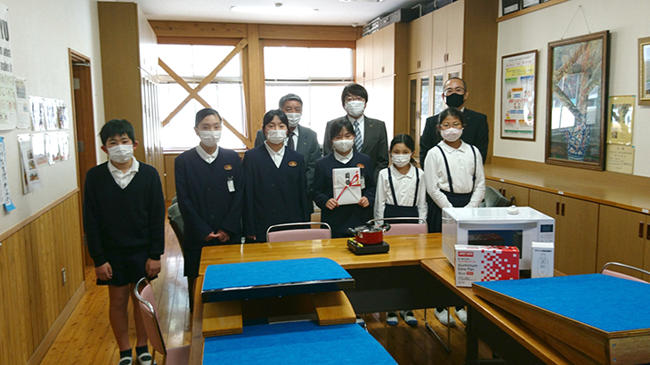 豪雨被災地坂本町の小中学校へ教材の贈呈（八代東）
