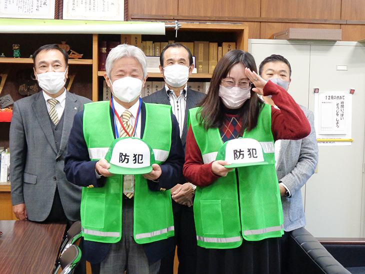 防犯ベスト、帽子の寄贈（熊本平成RC）